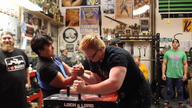 Armwrestling Chris Johnson Full Throttle смотреть онлайн