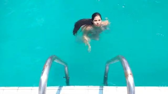 Девушка в бассейне смотреть онлайн