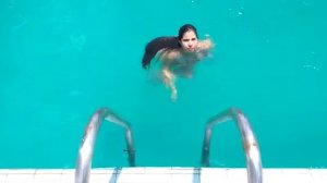 Девушка в бассейне