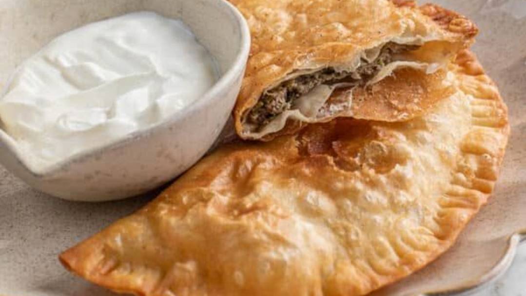 Хрустящие ЧЕБУРЕКИ С СЫРОМ. Самый простой рецепт! смотреть онлайн