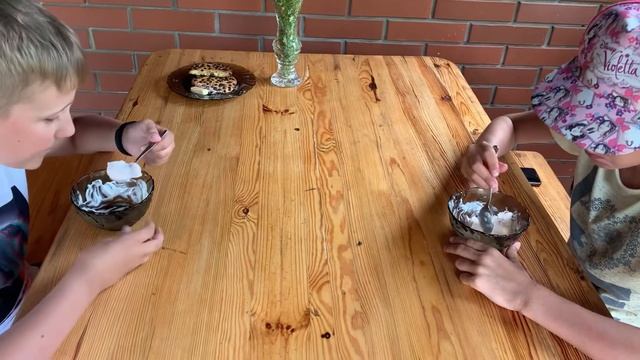 Пробуем домашнее мороженое! Ванильное или клубничное?