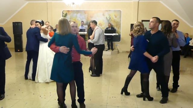 ОСІНЬ БЛУКАЄ В САДАХ - ВЕСІЛЬНИЙ ВАЛЬС смотреть онлайн