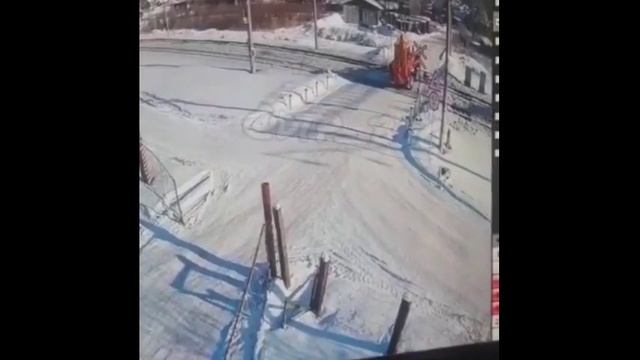 Столкновение поезда и трактора в Амурской области смотреть онлайн