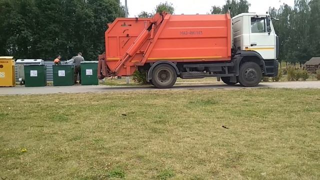 Мусоровоз с укороченным кузовом. Загрузка контейнеров в мусоровоз.