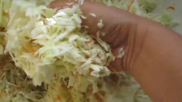 Хрустящая, беленькая квашеная капуста на зиму. смотреть онлайн