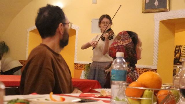 Скрипка. После пасхальной литургии в трапезной. Ночь на воскресенье, 20 апреля 2025 г