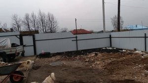 Перетащили Кубы под воду в огород. Продолжаем наводить порядок во дворе и выравнивать участок.