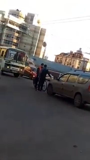 Разборка между водителем и велоактивистом в Воронеже смотреть онлайн