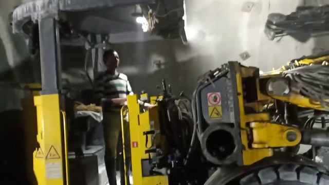 This is a boomer machine, its use in the railway tunnel ..for drilling and for rockbolt... смотреть онлайн