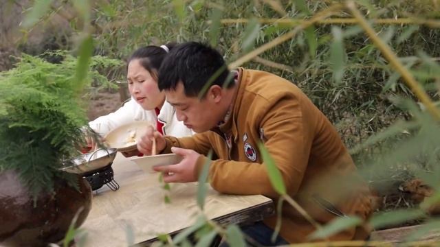 胖妹和老公玩心理战，一锅土豆炖牛肉，老干妈是灵魂，大口扒饭真得劲！【陈说美食】