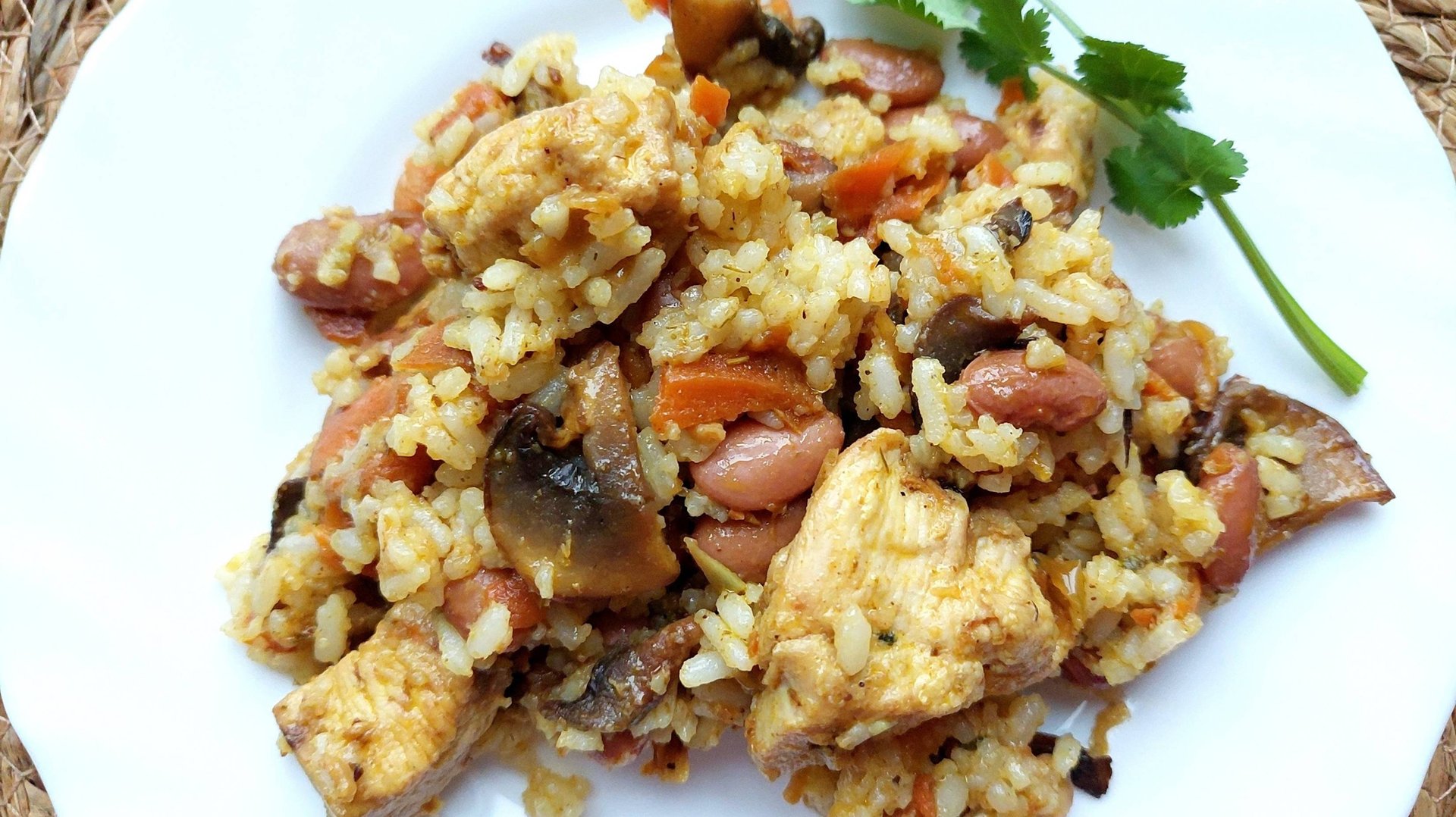 Ароматный рис с куриным филе, шампиньонами и фасолью. Беспроигрышное сочетание ингредиентов. смотреть онлайн