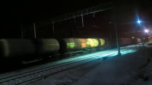 Электровоз ВЛ10У-1026 с товарным составом, станция Нара 15.12.2014 смотреть онлайн