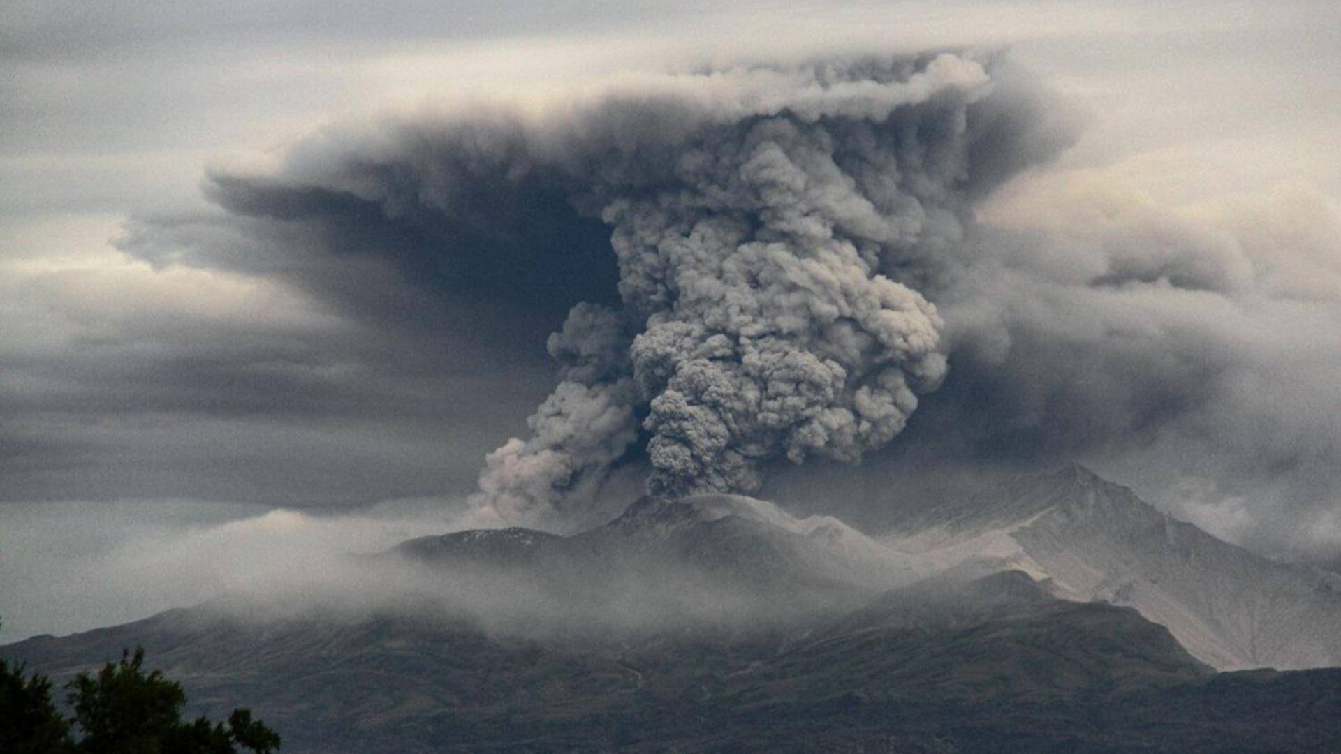 На Камчатке началось извержение вулкана Ключевская сопка смотреть онлайн