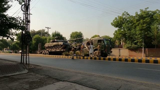 Mercedes Army truck Stuck Pulling a Tank on The Road смотреть онлайн