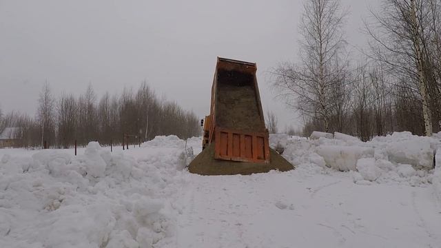 Везем песок ч. 4 "Разгружаемся на дорогу" смотреть онлайн