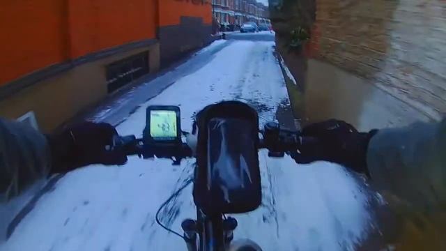 DELIVEROO in the SNOW on E-Bike смотреть онлайн