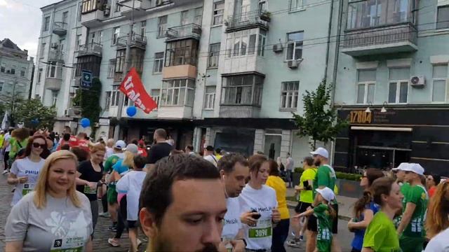 На 27 Пробеге под каштанами половина пути уже позади.|Біжу заради маленьких сердець | 26 мая 2019 смотреть онлайн