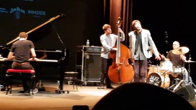 Salvador Sobral - Amar pelos dois смотреть онлайн