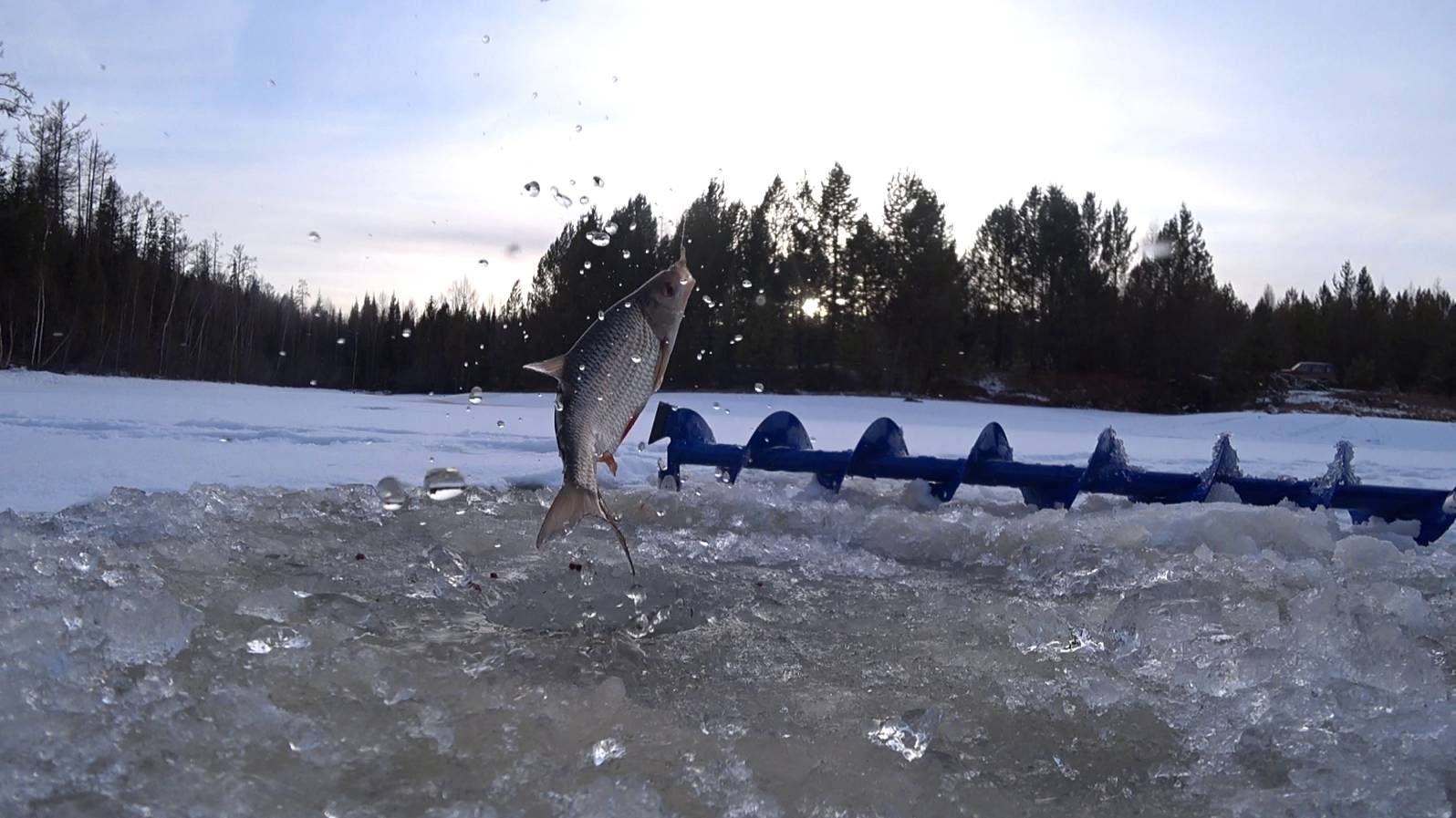 ТРИ ДНЯ РЫБАЛКИ ПО ПОСЛЕДНЕМУ ЛЬДУ. смотреть онлайн