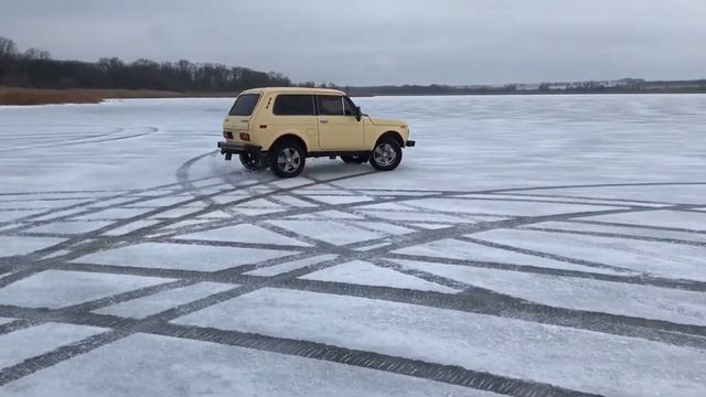 Нива по льду рисует петли.ВРР смотреть онлайн