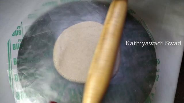 YouTube પર પહેલી વખત, વેલણ ની મદદથી 1 જ મિનિટમાં બનાવો બાજરીનો રોટલો | Kathiyawadi Bajari Rotalo смотреть онлайн