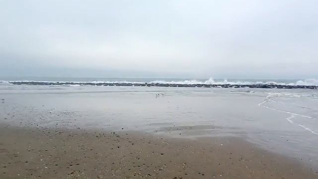 Волны, разбивающиеся о волнорез в корону из брызг... смотреть онлайн