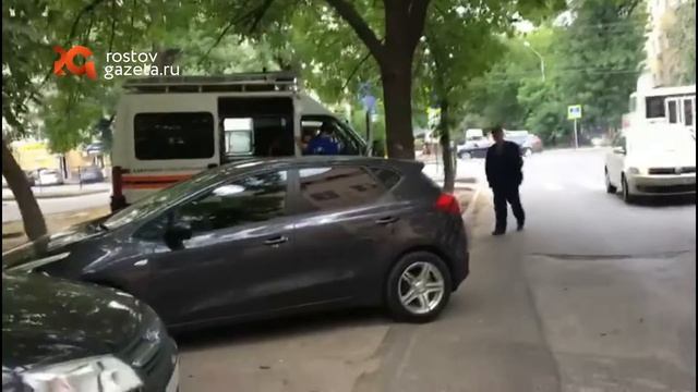 Центр Ростова оцепили из-за подозрительной сумки смотреть онлайн