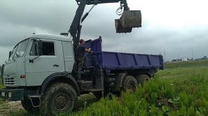 камаз вездеход манипулятор самосвал с грейферным ковшом,грузим глину.АНДРЕЙ РЕГИОН 40