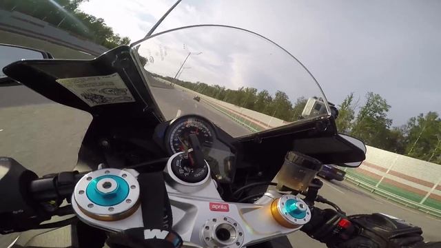 Aprilia RSV4 не хуже BMW, или как бесплатно проехать по платной трассе М11 -берите правее на пунктах смотреть онлайн