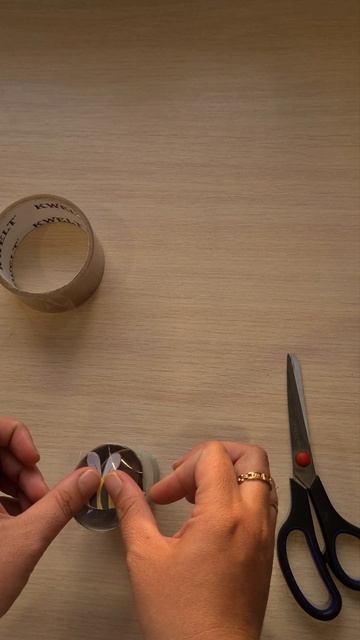 Детская игра с фонариком и втулкой