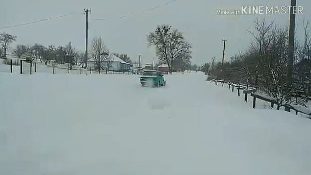 Ізюмський "кулібін" чистить дороги в селі смотреть онлайн