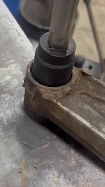 Выбить прикипевший подшипник из маятника мотоцикла. смотреть онлайн