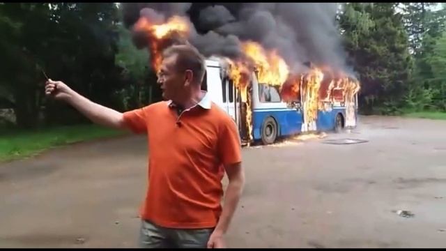 Троллейбус горит смотреть онлайн