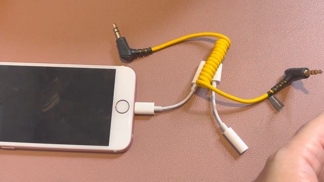 Apple Lightning to 3.5 mm Headphone Jack Adapter смотреть онлайн