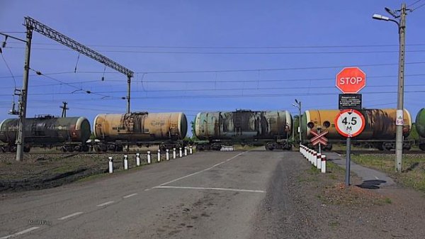 RailWay. Railroad Crossing. Oil Tanker Train / Наливной поезд РЖД проходит железнодорожный переезд