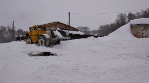 Трактор Кировец К-700. Чистим снег и следом заметает.