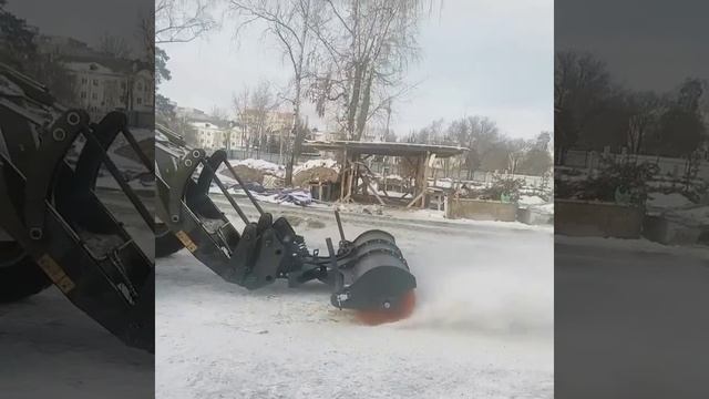 Щетка EXTEN EC с ворсом диаметром 550мм на экскаваторе погрузчике Terex смотреть онлайн