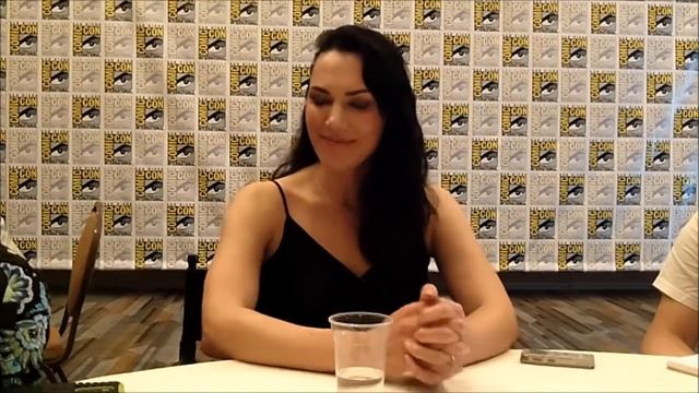 Helix Q&A with Kyra Zagorsky (SDCC 2014) смотреть онлайн
