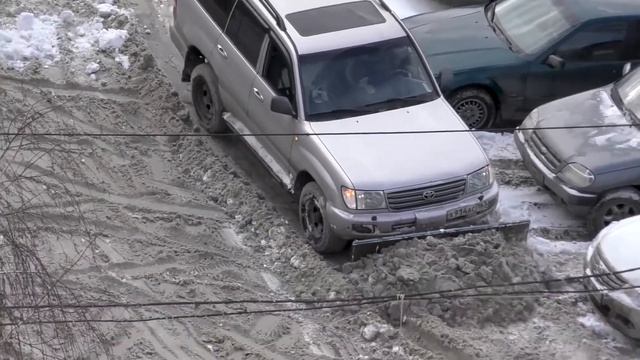 Крузак чистит снег во дворе смотреть онлайн