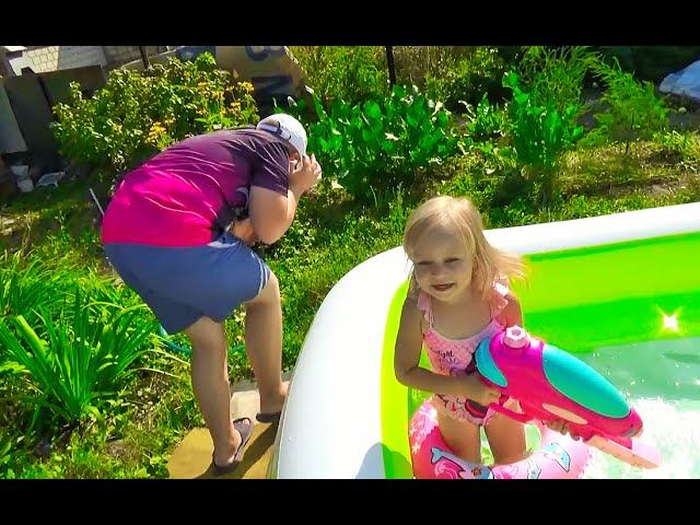 Алиса привезла ПОДАРКИ для Левы GIFTS Water gun Fun for kids смотреть онлайн