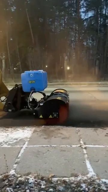 Щетка EC2400/700HW (гидравлический поворот, система полива, диаметр ворса 700мм) на SDLG 933 смотреть онлайн