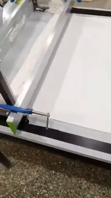 Нанесение клеевого состава через протяжный станок на стеклохолст смотреть онлайн