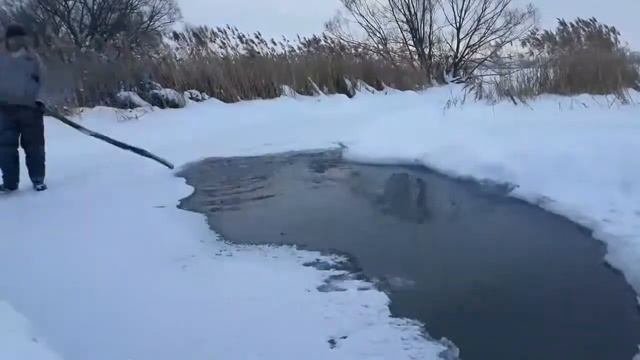 Делаю майну(большую прорубь) зимой!I Do mine(big hole) in winter! смотреть онлайн