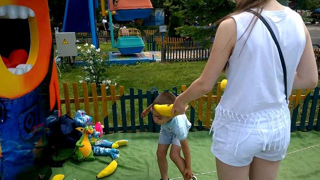 Андрюша кормит миньона