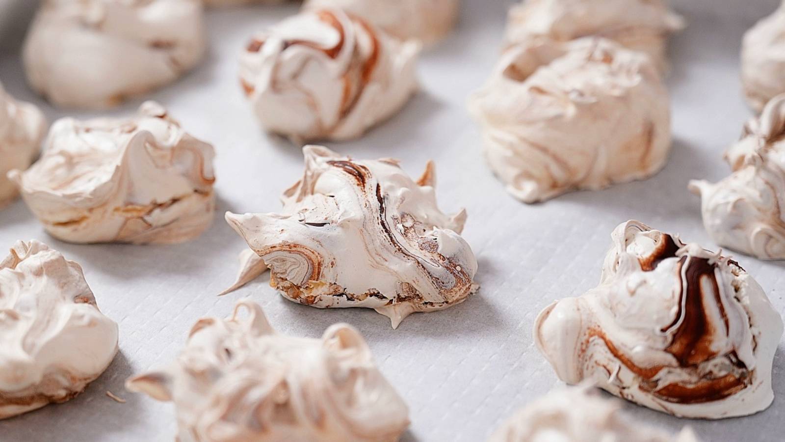 Остались яичные белки? СРОЧНО приготовьте это! Киевское безе с шоколадом и орехами