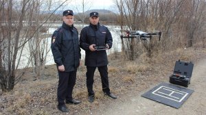 Полицейские ЕАО с помощью беспилотника установили местонахождение дрейфующего на льдине мужчину