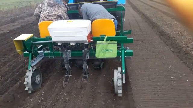 Высадка однозубки чеснока машиной КЛТ-3/1 ч. 1 смотреть онлайн