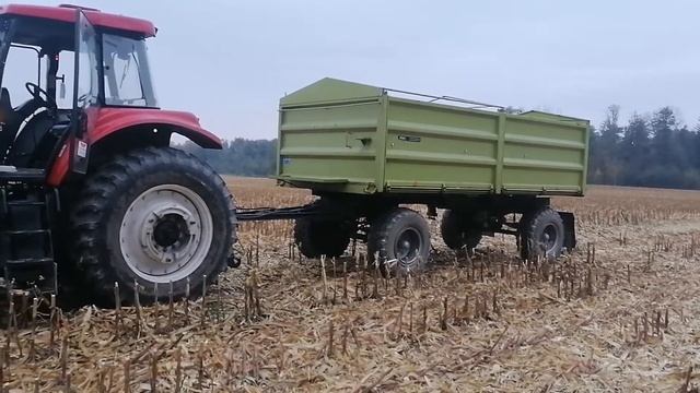 Schlepper Yto 1804 Mais fahren in Deutschland смотреть онлайн