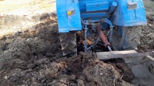 Работа с ковшом на тракторе Т-40.Удобрения огорода с помощью навоза