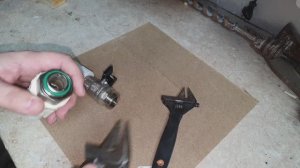 как закрутить американку при помощи разводного ключа